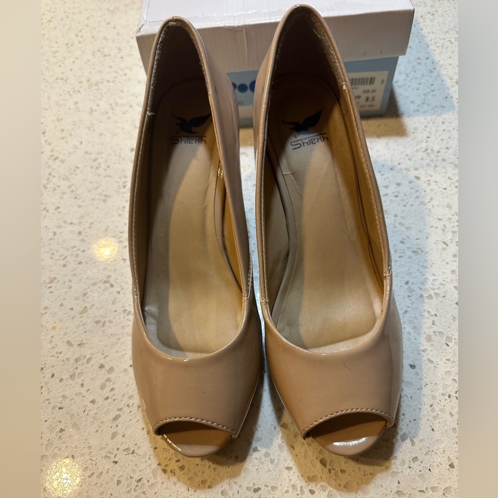 Womenโs Shiekh Wedge Heel Shoes 8.5 Tan